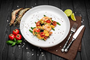 Karidesli omlet, havyar ve kuşkonmaz fasulyesi ve pastırmalı ızgara domates. Restoranda yemek servisi. Sağlıklı gıda konsepti