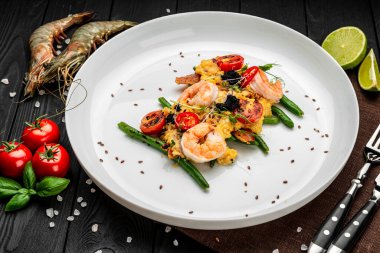 Karidesli omlet, havyar ve kuşkonmaz fasulyesi ve pastırmalı ızgara domates. Restoranda yemek servisi. Sağlıklı gıda konsepti