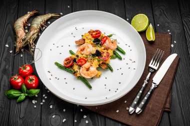 Karidesli omlet, havyar ve kuşkonmaz fasulyesi ve pastırmalı ızgara domates. Restoranda yemek servisi. Sağlıklı gıda konsepti