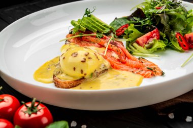 Füme somonlu haşlanmış yumurta ve çavdar ekmekli kızarmış ekmek. Sağlıklı yiyecekler. Menü için fotoğraf