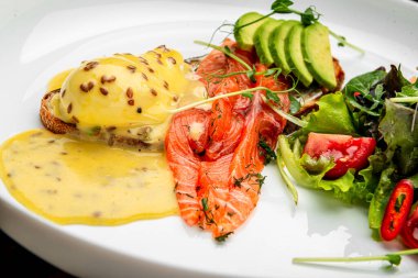 Füme somonlu haşlanmış yumurta ve çavdar ekmekli kızarmış ekmek. Sağlıklı yiyecekler. Menü için fotoğraf