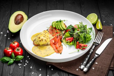 Füme somonlu haşlanmış yumurta ve çavdar ekmekli kızarmış ekmek. Sağlıklı yiyecekler. Menü için fotoğraf