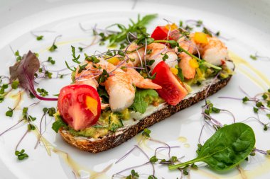 Karidesli, domatesli ve gluacomoli soslu Restoranda yemek servisi. Sağlıklı gıda konsepti