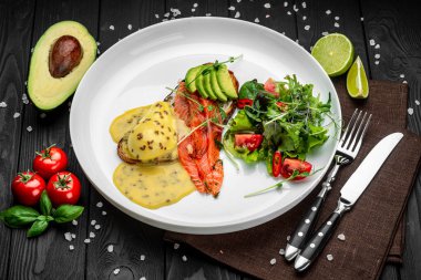 Füme somonlu haşlanmış yumurta ve çavdar ekmekli kızarmış ekmek. Sağlıklı yiyecekler. Menü için fotoğraf