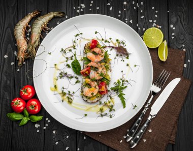 Karidesli, domatesli ve gluacomoli soslu Restoranda yemek servisi. Sağlıklı gıda konsepti