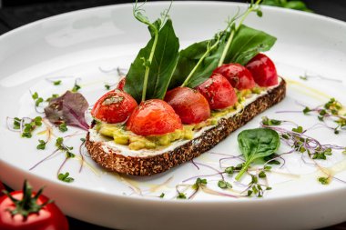 Krem peynirli nefis bruschetta, gluacomoli sosu ve vişneli domates. Restoranda yemek servisi. Sağlıklı gıda konsepti. Menü için fotoğraf