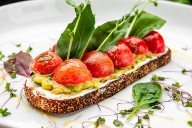 Krem peynirli nefis bruschetta, gluacomoli sosu ve vişneli domates. Restoranda yemek servisi. Sağlıklı gıda konsepti. Menü için fotoğraf
