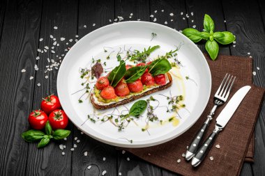 Krem peynirli nefis bruschetta, gluacomoli sosu ve vişneli domates. Restoranda yemek servisi. Sağlıklı gıda konsepti. Menü için fotoğraf