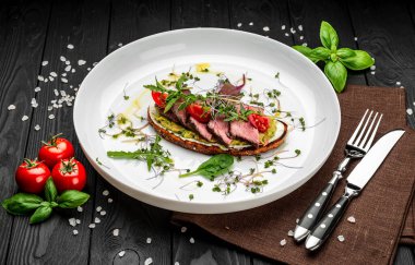 Taze sığır eti, krem peynir ve gluacomoli soslu Restoranda yemek servisi. Sağlıklı gıda konsepti. Menü için fotoğraf