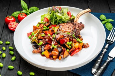 Tatlı bal jöleli ızgara domuz bifteği ve yeşil fasulyeli sebze güveci. Restoranda yemek servisi. Sağlıklı gıda konsepti. Menü için fotoğraf