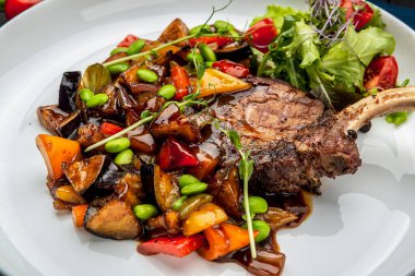 Tatlı bal jöleli ızgara domuz bifteği ve yeşil fasulyeli sebze güveci. Restoranda yemek servisi. Sağlıklı gıda konsepti. Menü için fotoğraf