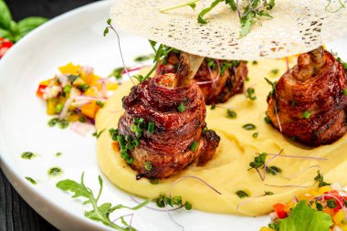 Domuz pastırmasına sarılı tavuk budu ve patates püresi sosu. Restoranda yemek servisi. Sağlıklı gıda konsepti. Menü için fotoğraf