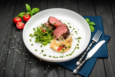 Salata ve humus ile dana madalyonu. Restoranda yemek servisi. Sağlıklı gıda konsepti. Menü için fotoğraf