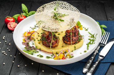 Domuz pastırmasına sarılı tavuk budu ve patates püresi sosu. Restoranda yemek servisi. Sağlıklı gıda konsepti. Menü için fotoğraf