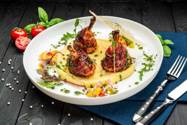 Domuz pastırmasına sarılı tavuk budu ve patates püresi sosu. Restoranda yemek servisi. Sağlıklı gıda konsepti. Menü için fotoğraf