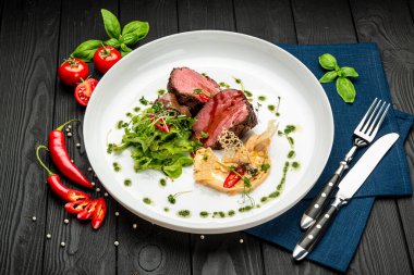 Salata ve humus ile dana madalyonu. Restoranda yemek servisi. Sağlıklı gıda konsepti. Menü için fotoğraf