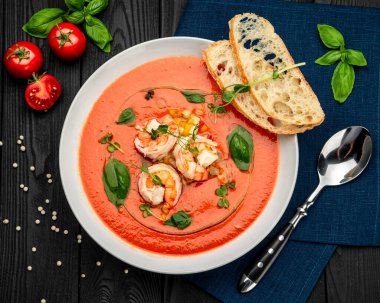 Lezzetli soğuk domates çorbası ya da karidesli gazpacho. Restoranda yemek servisi. Sağlıklı gıda konsepti. Menü için fotoğraf