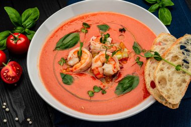 Lezzetli soğuk domates çorbası ya da karidesli gazpacho. Restoranda yemek servisi. Sağlıklı gıda konsepti. Menü için fotoğraf