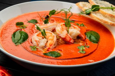 Lezzetli soğuk domates çorbası ya da karidesli gazpacho. Restoranda yemek servisi. Sağlıklı gıda konsepti. Menü için fotoğraf