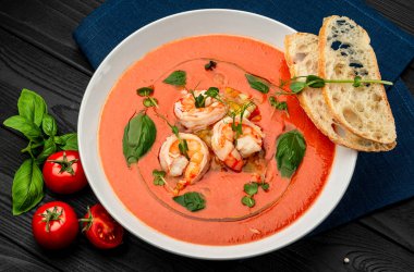 Lezzetli soğuk domates çorbası ya da karidesli gazpacho. Restoranda yemek servisi. Sağlıklı gıda konsepti. Menü için fotoğraf