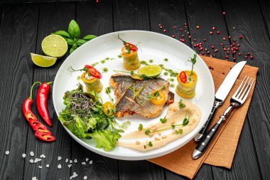 Salata ve humus ile dana madalyonu. Restoranda yemek servisi. Sağlıklı gıda konsepti. Menü için fotoğraf