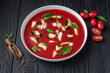 Siyah masada mozzarella peynirli soğuk domates çorbası Gazpacho. Vejetaryen mutfağı. Sağlıklı beslenme kavramı.