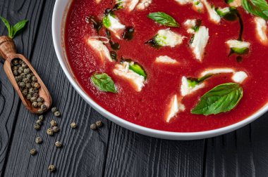 Siyah masada mozzarella peynirli soğuk domates çorbası Gazpacho. Vejetaryen mutfağı. Sağlıklı beslenme kavramı.