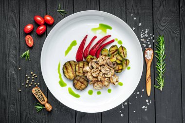 Izgara sebze, biber, mantar, kabak, kırmızı biber ve Brüksel lahanası. Sağlıklı ve lezzetli yemek konsepti