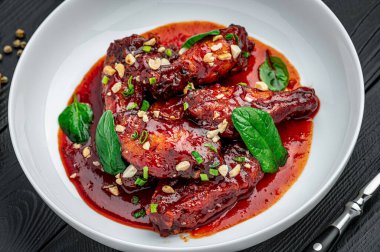 Barbekü soslu tavuk kanadı ve fındık. Sağlıklı ve lezzetli yemek konsepti