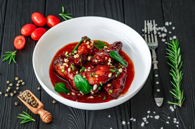 Barbekü soslu tavuk kanadı ve fındık. Sağlıklı ve lezzetli yemek konsepti