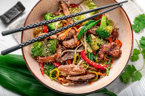 배경에 접시에 돼지고기 고기와 야채를 국수를 튀긴다 아시아 맛있고 메뉴판 — 스톡 사진