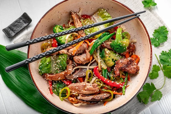 배경에 접시에 돼지고기 고기와 야채를 국수를 튀긴다 아시아 맛있고 메뉴판 — 스톡 사진