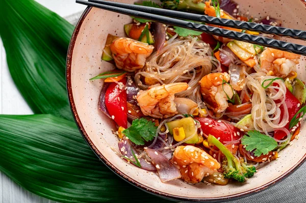 Rice Noodles Shrimp Vegetables Asian Cuisine Delicious Healthy Food Photo — Foto de Stock