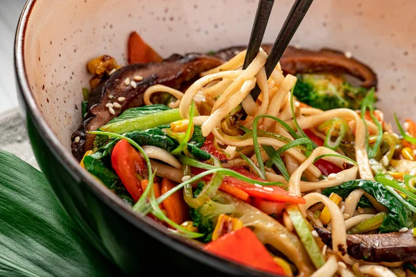 Udon Stir Fry Noodles Beef Meat Vegetables Plate White Wooden — Stockfoto