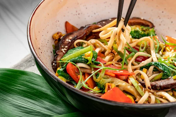 Udon Stir Fry Noodles Beef Meat Vegetables Plate White Wooden — Zdjęcie stockowe