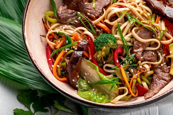 Udon Stir Fry Noodles Beef Meat Vegetables Plate White Wooden — стокове фото
