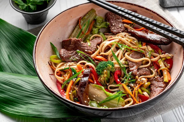 Udon Stir Fry Noodles Beef Meat Vegetables Plate White Wooden — стокове фото