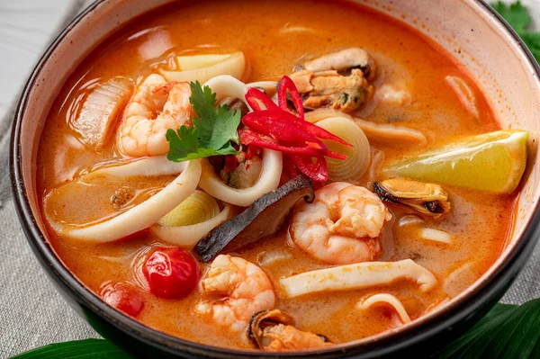 Spicy Asian Tom Yum Soup Shrimp Squid Mussels Vegetables Asian — Fotografia de Stock