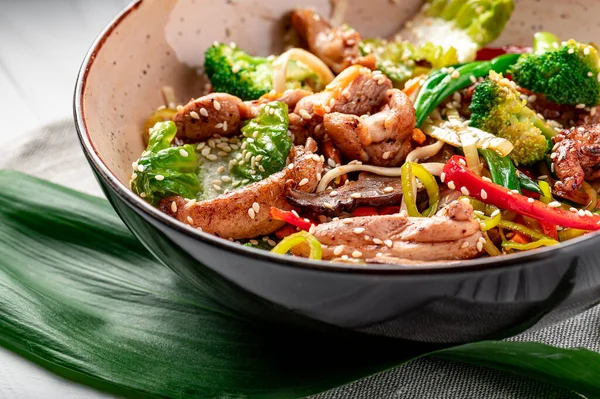 不要把猪肉和蔬菜放在盘子里 放在白色的木制背景上搅拌炒面 亚洲菜 美味和健康的食物 菜单上的照片 免版税图库照片