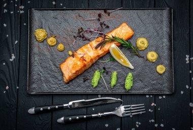 Izgara somon ve taş tabakta baharat. Üst Manzara. Menü için fotoğraf