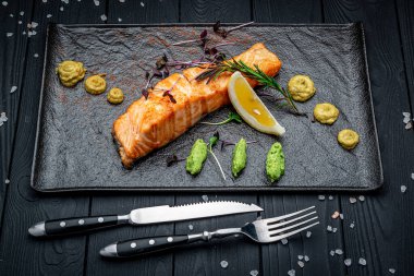 Izgara somon ve taş tabakta baharat. Üst Manzara. Menü için fotoğraf