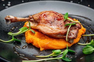 Kızarmış tavuk budu ve kabak püresi. Menü için fotoğraf