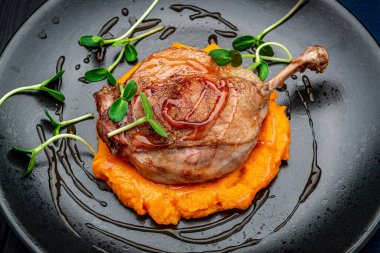 Kızarmış tavuk budu ve kabak püresi. Menü için fotoğraf