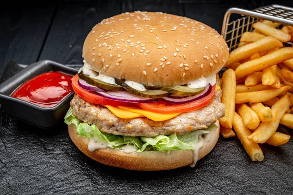 Burger Csirkés Szelettel Sült Krumplival Sötét Háttérrel Fénykép Menühöz — Stock Fotó