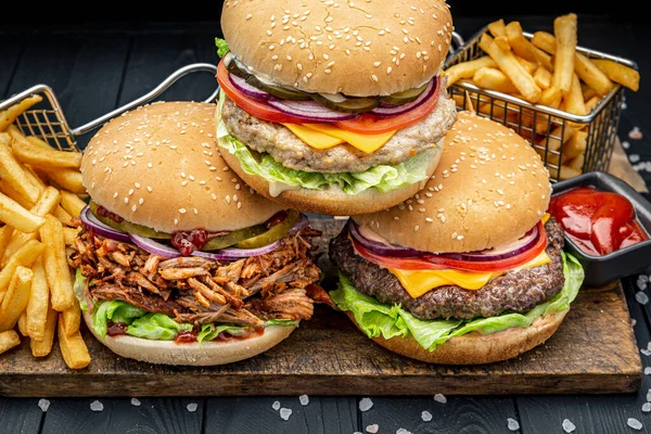 Különböző Hamburgerek Sült Krumplival Burger Csirkével Marhahússal Füstölt Sertéshússal Fénykép — Stock Fotó