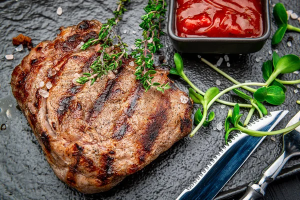 Rundvlees Biefstuk Zwarte Stenen Tafel Foto Voor Het Menu — Stockfoto