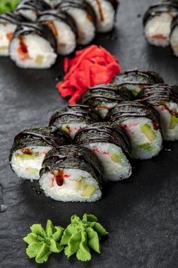 Suşi nigiri ve maki büyük seti. Tonbalığı, yengeç, somon, yılan balığı ve rulo ile çeşitli Japon suşileri. Üst Manzara. Asya mutfağı. Menü için fotoğraf.