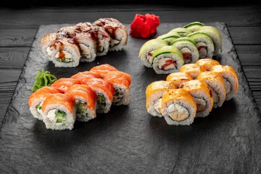 Suşi nigiri ve maki büyük seti. Tonbalığı, yengeç, somon, yılan balığı ve rulo ile çeşitli Japon suşileri. Üst Manzara. Asya mutfağı. Menü için fotoğraf.