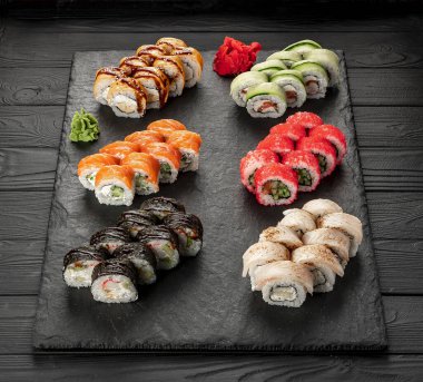 Suşi nigiri ve maki büyük seti. Tonbalığı, yengeç, somon, yılan balığı ve rulo ile çeşitli Japon suşileri. Üst Manzara. Asya mutfağı. Menü için fotoğraf.