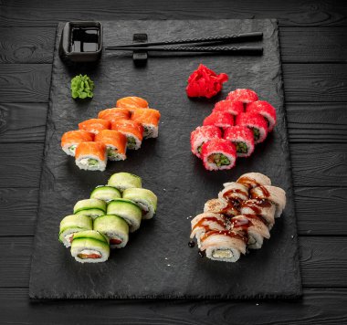 Suşi nigiri ve maki büyük seti. Tonbalığı, yengeç, somon, yılan balığı ve rulo ile çeşitli Japon suşileri. Üst Manzara. Asya mutfağı. Menü için fotoğraf.